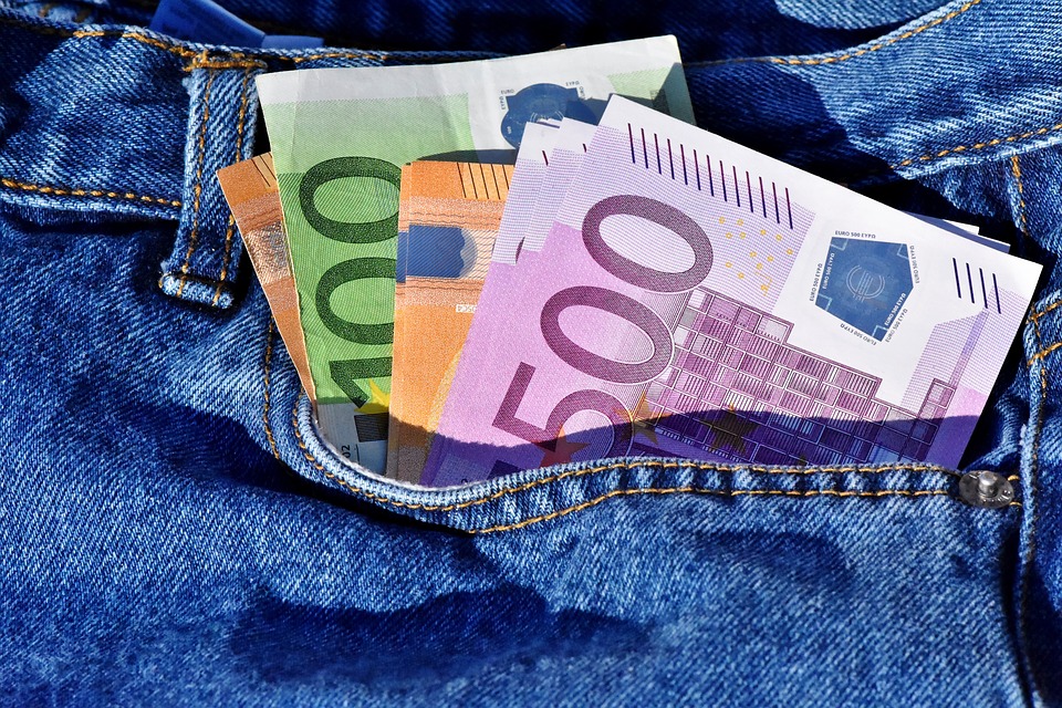eura v džínách