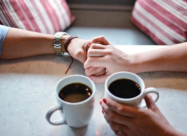 káva a spojené ruce